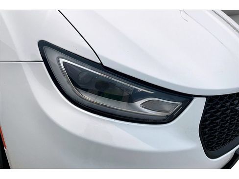Certified 2025 Chrysler Pacifica Limited FWD image 54
