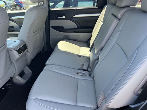 Used 2019 Toyota Highlander XLE w/ Carpet Mat Package (TMS) AWD/4WD image 20