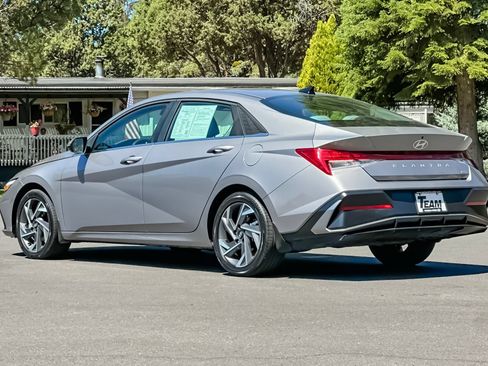 Used 2025 Hyundai Elantra Limited FWD image 6