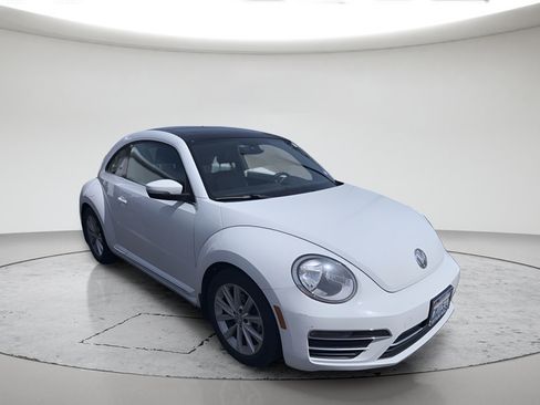 Used 2018 Volkswagen Beetle 2.0T SE FWD image 1