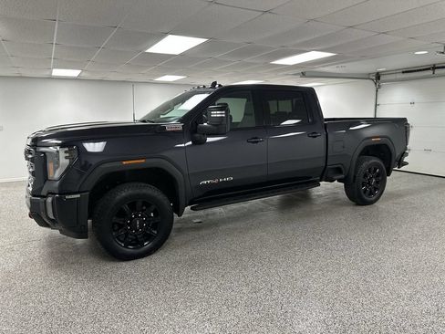 Used 2024 GMC Sierra 2500 AT4 w/ AT4 Premium Plus Package AWD/4WD image 4