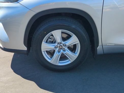 Used 2023 Toyota Highlander LE AWD/4WD image 9