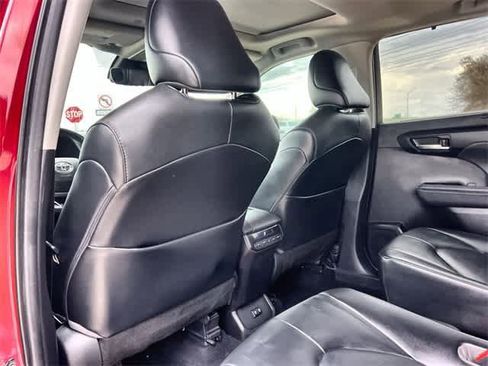 Used 2021 Toyota Highlander XLE image 13