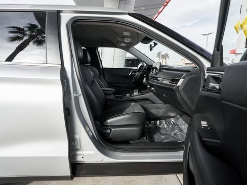 Used 2024 Mitsubishi Outlander SE image 12