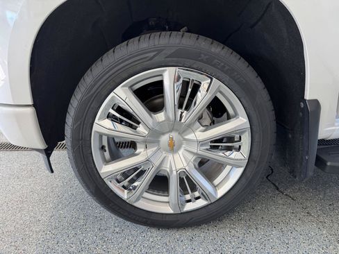 Used 2022 Chevrolet Silverado 1500 High Country w/ High Country Premium Package AWD/4WD image 26