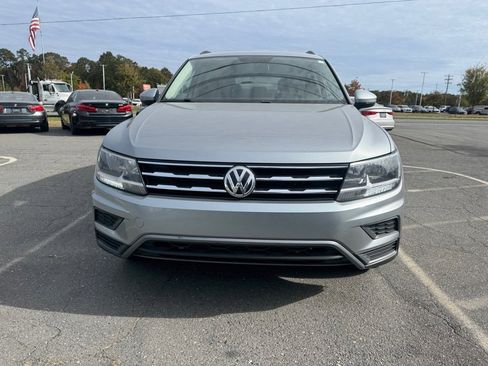 Used 2020 Volkswagen Tiguan SE w/ Panoramic Sunroof Package image 2