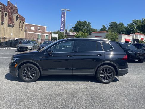 Used 2023 Volkswagen Tiguan SE w/ Panoramic Sunroof Package FWD image 4