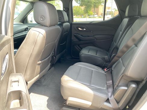 Used 2023 Chevrolet Traverse LT FWD image 19