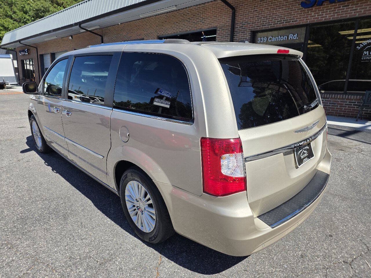 Used 2015 Chrysler Town & Country Limited Platinum FWD image 3