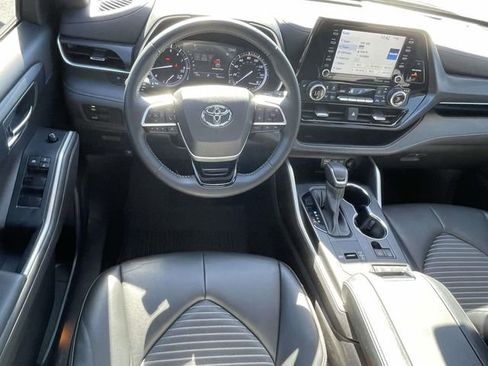 Used 2022 Toyota Highlander XSE image 12