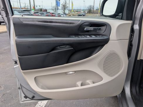 Used 2015 Chrysler Town & Country Touring w/ Driver Convenience Group image 9