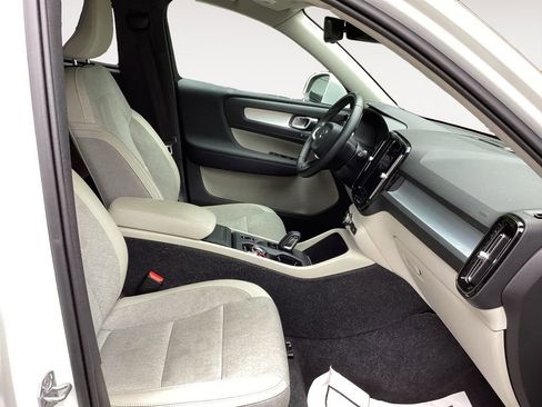 Used 2020 Volvo XC40 T5 Momentum image 17