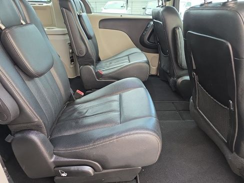 Used 2014 Chrysler Town & Country Touring-L w/ Driver Convenience Group FWD image 24