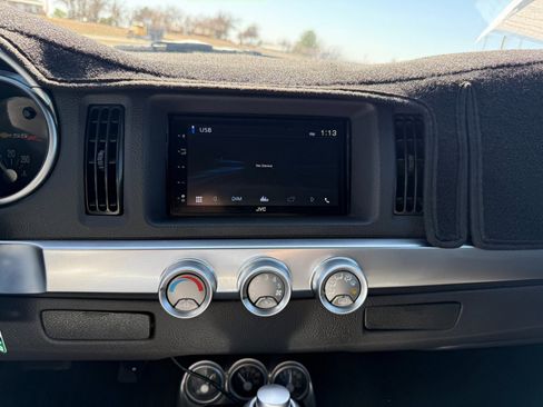 Used 2005 Chevrolet SSR w/ Preferred Equipment Group image 16