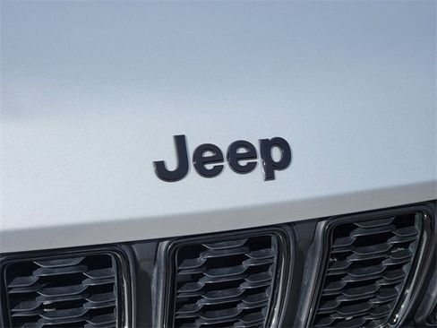 Used 2024 Jeep Grand Cherokee Altitude image 11