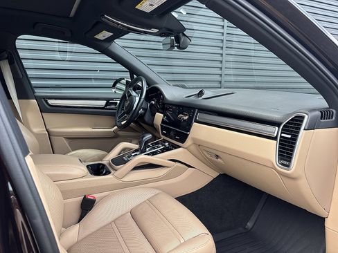 Certified 2022 Porsche Cayenne Platinum Edition image 22