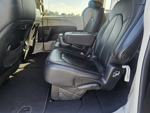 Used 2018 Chrysler Pacifica Touring-L w/ Advanced Safetytec Group FWD image 21