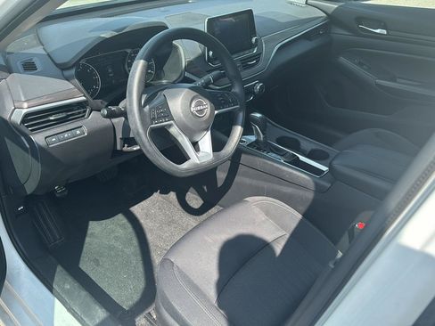Used 2025 Nissan Altima 2.5 SV FWD image 11