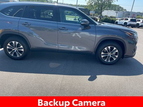 Used 2025 Toyota Highlander XLE FWD image 9