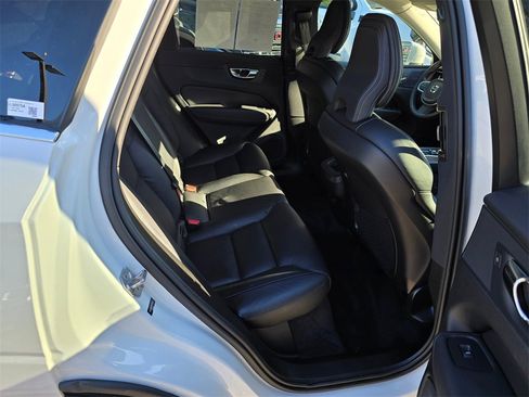 Used 2021 Volvo XC60 T5 Momentum w/ Advanced Package image 12