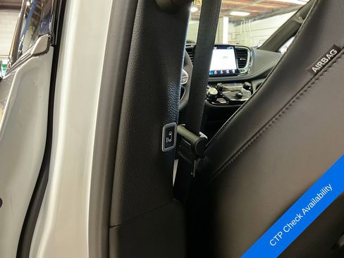 New 2026 Chrysler Pacifica Select image 14