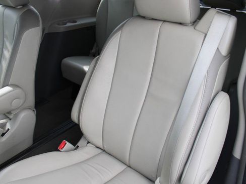 Used 2014 Toyota Sienna Limited w/ Limited Premium Package image 27