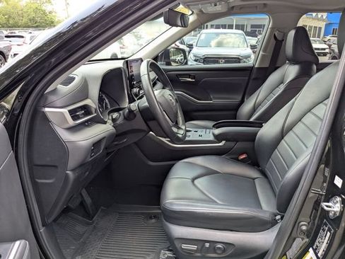Used 2022 Toyota Highlander XLE FWD image 28