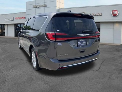 Used 2023 Chrysler Pacifica Touring-L FWD image 5