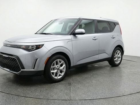 Used 2025 Kia Soul LX w/ LX Technology Package FWD image 3