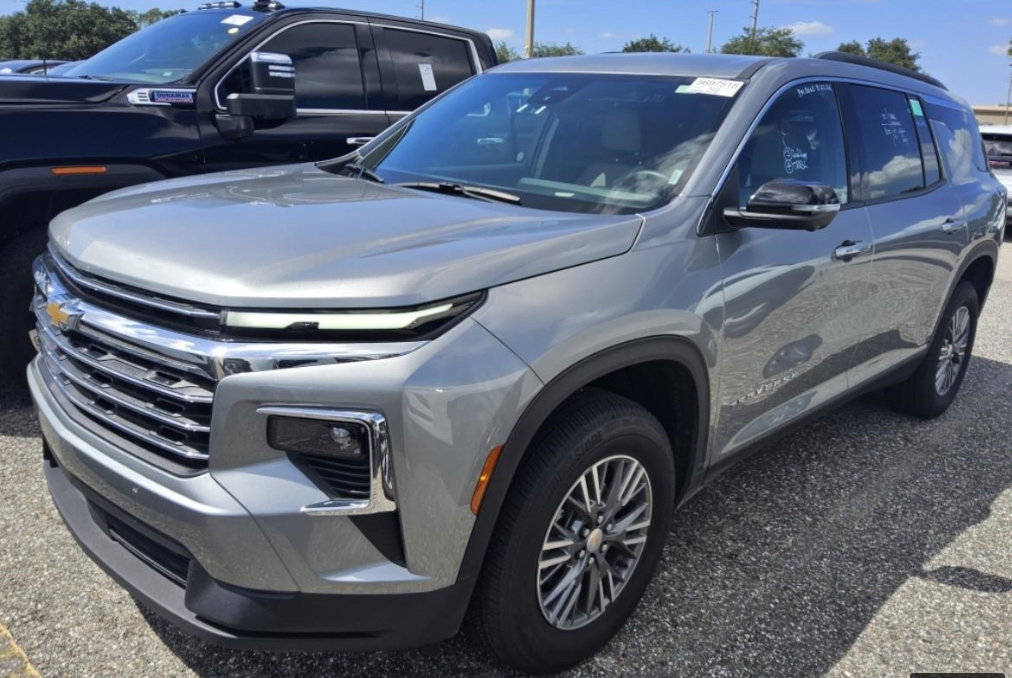 Used 2026 Chevrolet Traverse LT w/ Driver Confidence Package FWD image 1