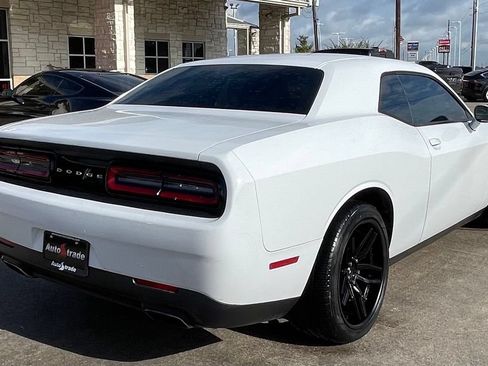 Used 2017 Dodge Challenger SXT RWD image 4
