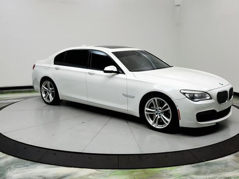 Used 2015 BMW 750Li image 3