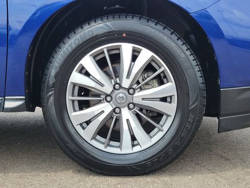 Used 2020 Nissan Pathfinder SV image 5