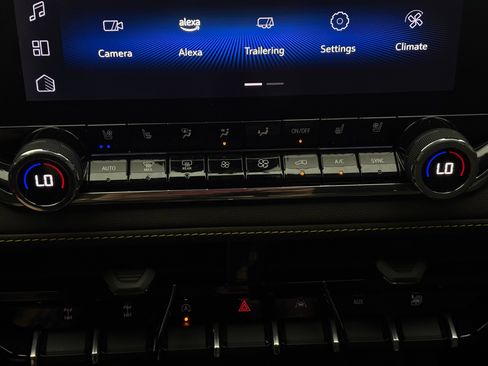 Used 2025 Chevrolet Colorado ZR2 w/ Technology Package AWD/4WD image 27