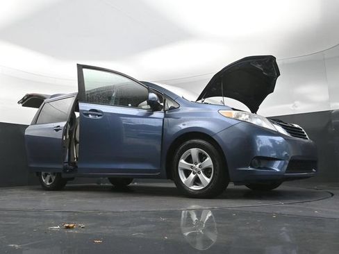 Used 2017 Toyota Sienna LE FWD image 35