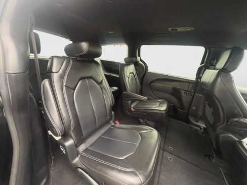 Used 2025 Chrysler Pacifica Select FWD image 18