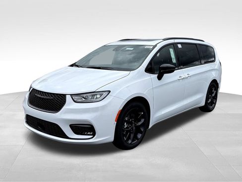 New 2026 Chrysler Pacifica Limited w/ Uconnect Theater Family Group FWD image 3