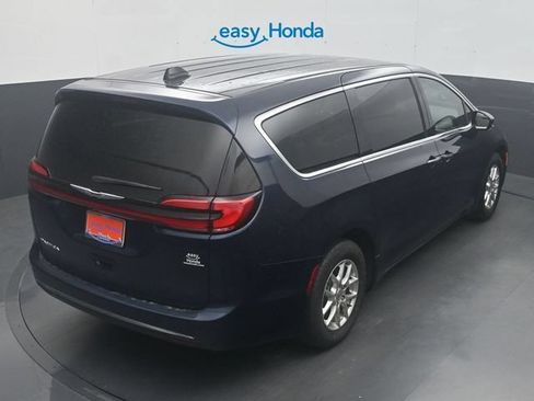 Used 2025 Chrysler Pacifica Select FWD image 25