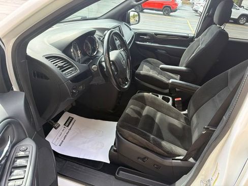 Used 2020 Dodge Grand Caravan SE FWD image 17