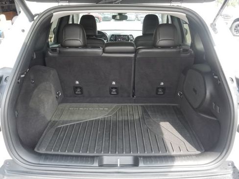 Used 2021 Jeep Cherokee Limited w/ Elite Package AWD/4WD image 10