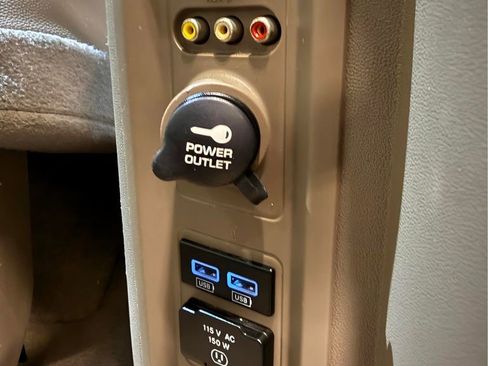 Used 2016 Chrysler Town & Country Touring image 18