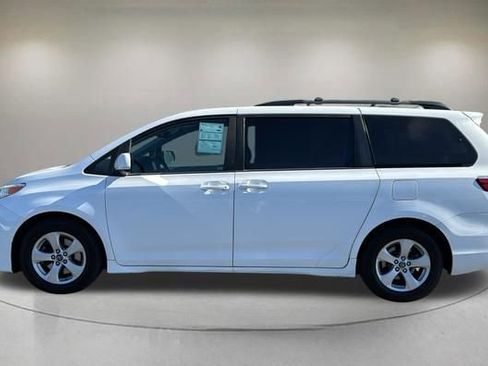 Used 2019 Toyota Sienna LE w/ Carpet Mat Package FWD image 5