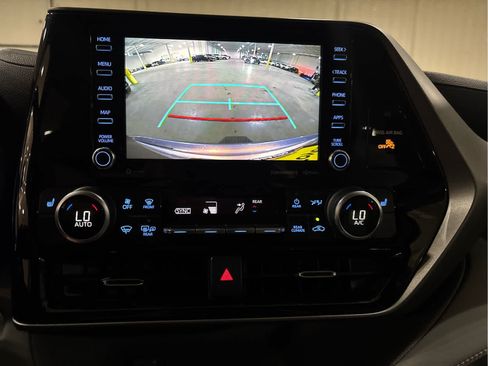 Used 2021 Toyota Highlander XLE AWD/4WD image 10