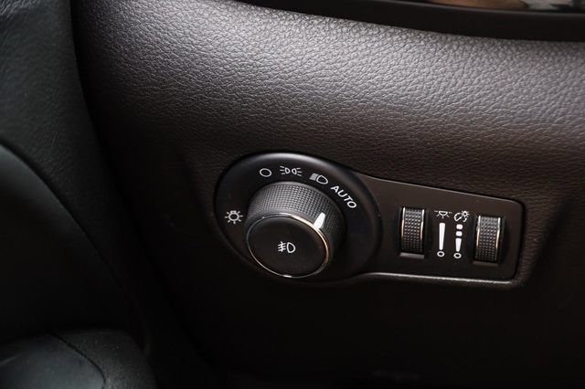 Used 2025 Jeep Compass Trailhawk AWD/4WD image 19