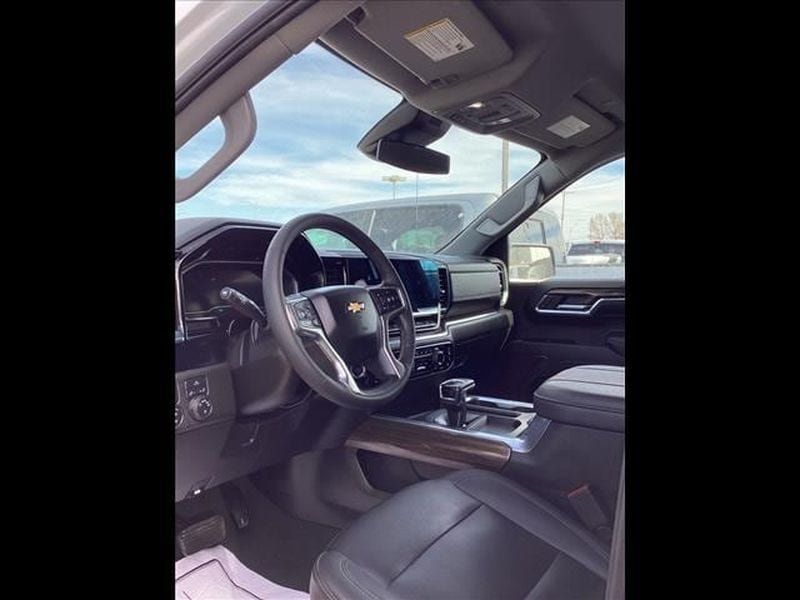 Used 2023 Chevrolet Silverado 1500 LT w/ Leather Package AWD/4WD image 8