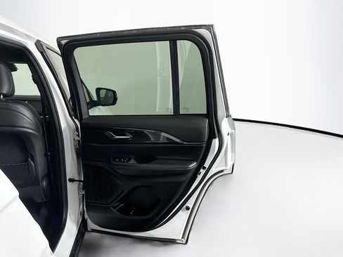 Used 2023 Jeep Grand Cherokee Altitude image 31