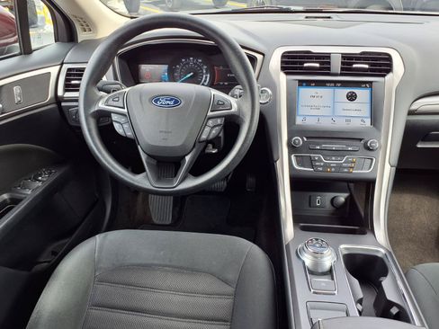 Used 2018 Ford Fusion SE w/ Fusion SE Technology Package FWD image 5