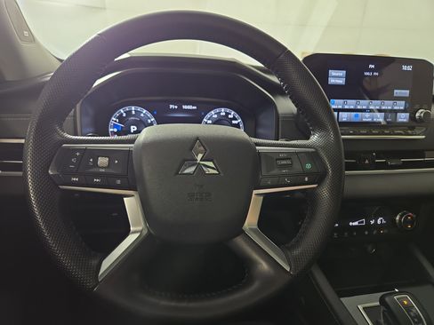 Used 2024 Mitsubishi Outlander FWD image 14