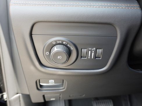 Used 2025 Jeep Grand Cherokee Summit AWD/4WD image 19