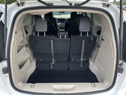 Used 2023 Chrysler Pacifica Touring-L FWD image 14